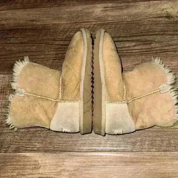 UGG short boots KIDS BAILEY BUTTON - CHESTNUT  no size but fit sz 10 toddler imo - Picture 6 of 6